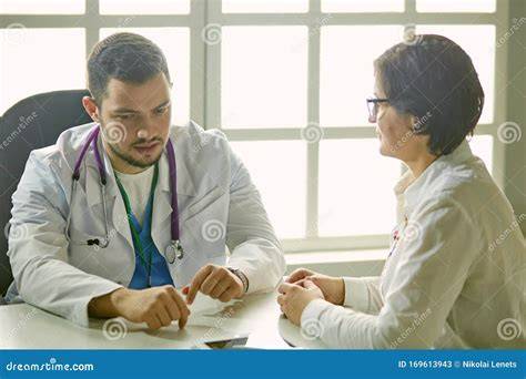 Medico che visita un paziente a domicilio