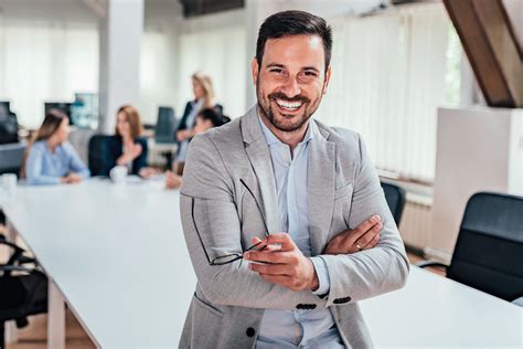 Agente immobiliare che parla con un cliente