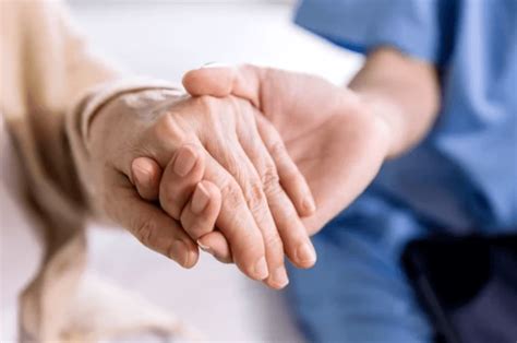 OSS che assiste un paziente nell'igiene personale