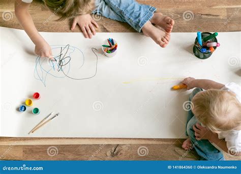 Bambini che dipingono su grandi tele