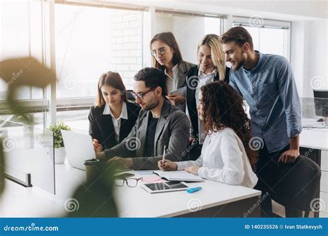 Gruppo eterogeneo che lavora a un progetto artistico