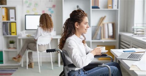 Persone con disabilità che lavorano in ufficio