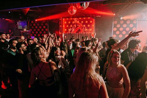 Persona che si pavoneggia in un locale notturno