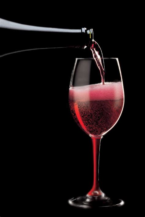 Una bottiglia di Lambrusco di Sorbara con calice