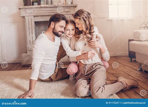 Famiglia che si abbraccia con un bambino