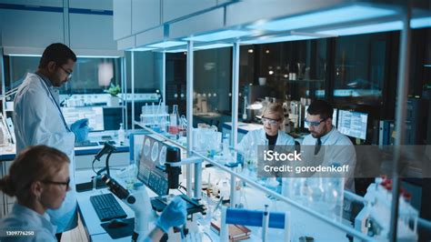 Persone che lavorano in un laboratorio occupazionale