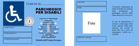 Persone con disabilità che utilizzano un contrassegno per parcheggiare in uno stallo riservato.