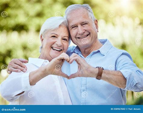 Coppia di anziani che sorride mentre una badante li aiuta