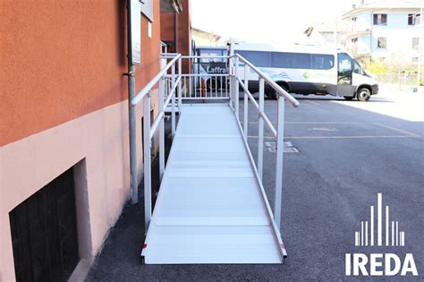 Scuola con rampa di accesso