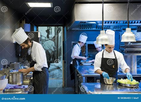 Studenti che lavorano in una cucina