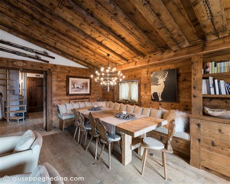 Sala da pranzo di un hotel di montagna con vista panoramica