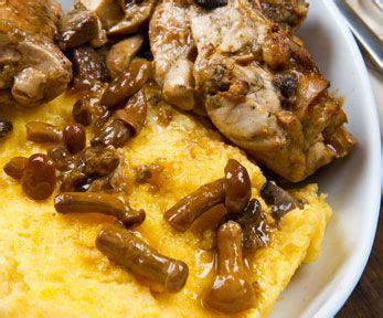 Piatto tipico trentino con polenta e selvaggina