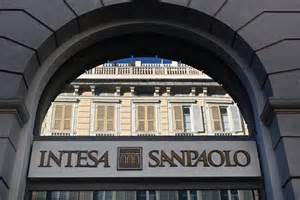 Architettura moderna di una filiale Intesa Sanpaolo