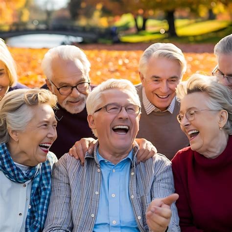 Anziani che partecipano a un'attività di gruppo, sorridendo