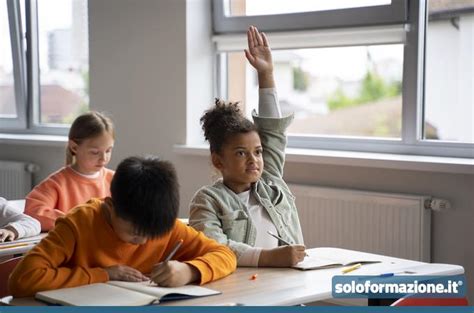 Bambino che partecipa a una lezione scolastica