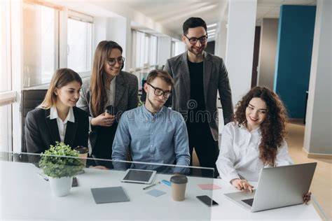 team che collabora in un ufficio