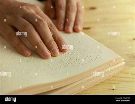 Persona che legge un libro in Braille