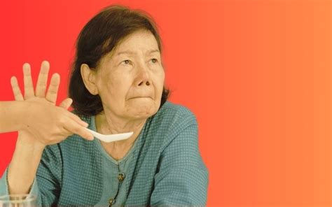 Persona anziana che riceve assistenza per mangiare