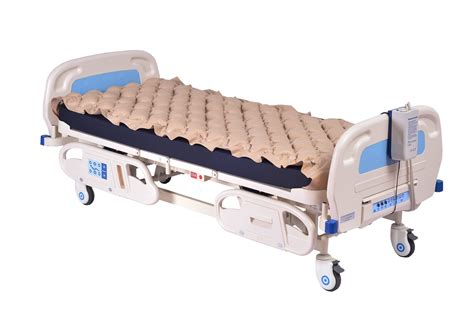 Persona anziana a letto con materasso antidecubito