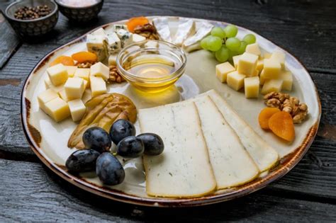 Tagliere di formaggi con mostarda