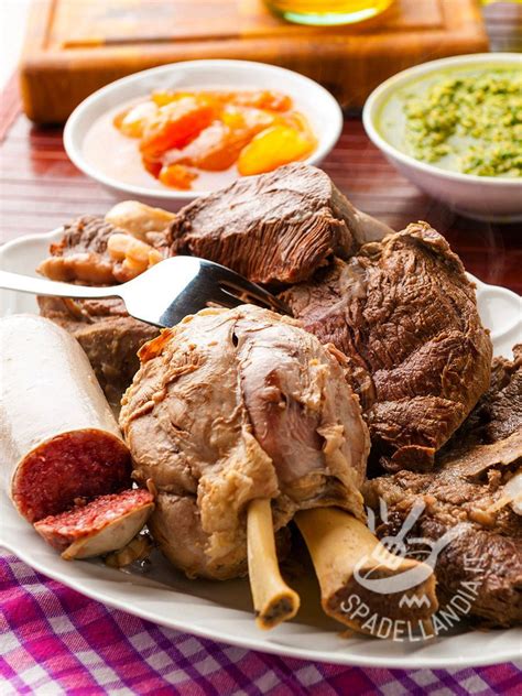 Piatto di bollito misto con mostarda