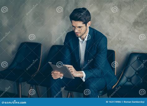 Agente di commercio che lavora su un tablet