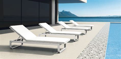 Piscina esterna di un hotel con lettini prendisole