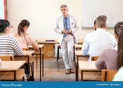 Studenti universitari in aula con un professore