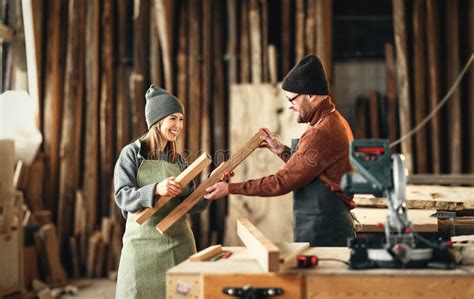 Un gruppo di persone che lavorano insieme in un laboratorio di falegnameria