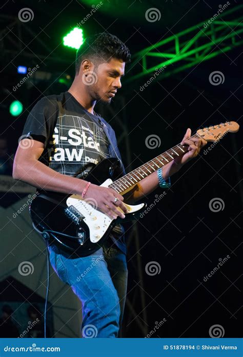 Chitarrista che esegue un assolo con un ritmo complesso