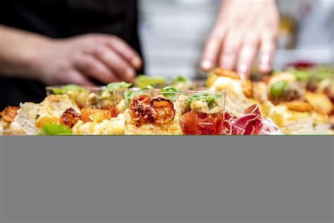 Chef che preparano panini gourmet