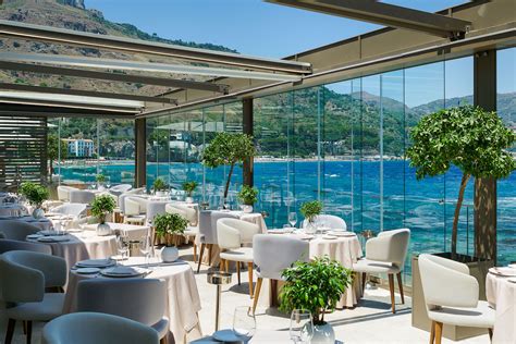 Interno del ristorante dell'Hotel Savoia con vista sul mare