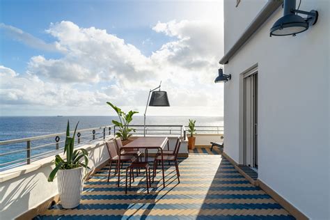 Terrazza solarium dell'Hotel Savoia con vista sul mare