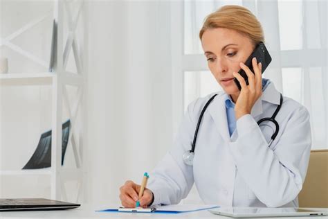 Medico che parla al telefono