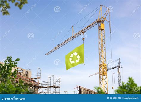 Gru che solleva una lastra prefabbricata