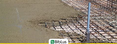 Operai che posizionano armature per un solaio