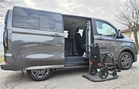 Minivan con pedana per trasporto disabili