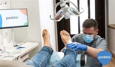 Immagine di un podologo che esegue uno studio dell'appoggio con attrezzature specifiche