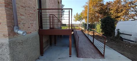 Immagine di una rampa esterna moderna e integrata nel contesto architettonico.