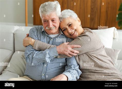 Famiglia che si abbraccia con un membro anziano