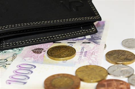 Grafico che illustra i requisiti di età e contributi per Quota 100