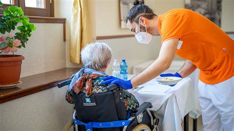 Volontari Anteas che aiutano un anziano