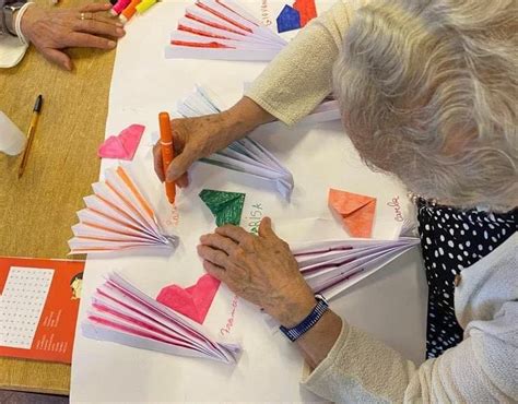 Anziani che partecipano a un laboratorio creativo