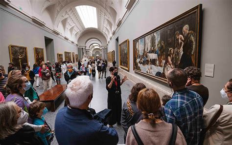 Anziani che visitano un museo