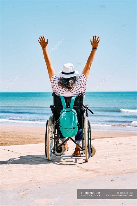 Un viaggiatore in sedia a rotelle ammira il panorama italiano.