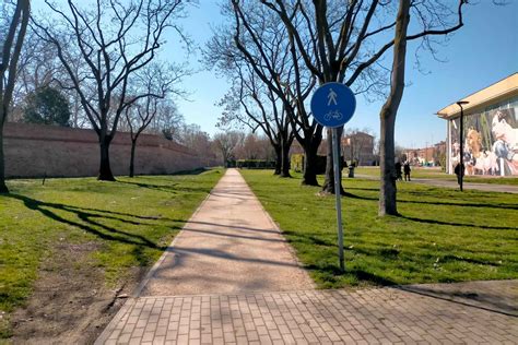 Un percorso pedonale accessibile in un centro storico italiano.