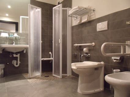 Interno di un bagno accessibile in una struttura turistica italiana.