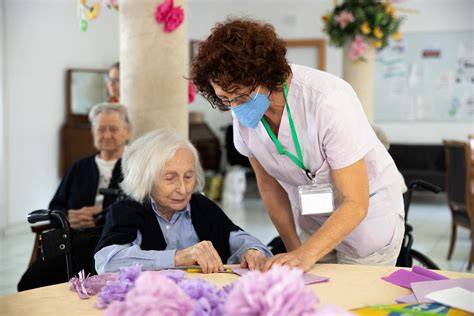 Anziani che partecipano ad un'attività ricreativa