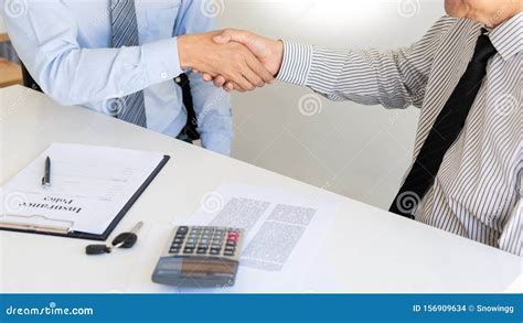 Agente di commercio che stringe la mano a un cliente