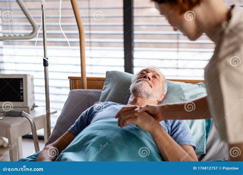 Anziano a letto con segni di fragilità